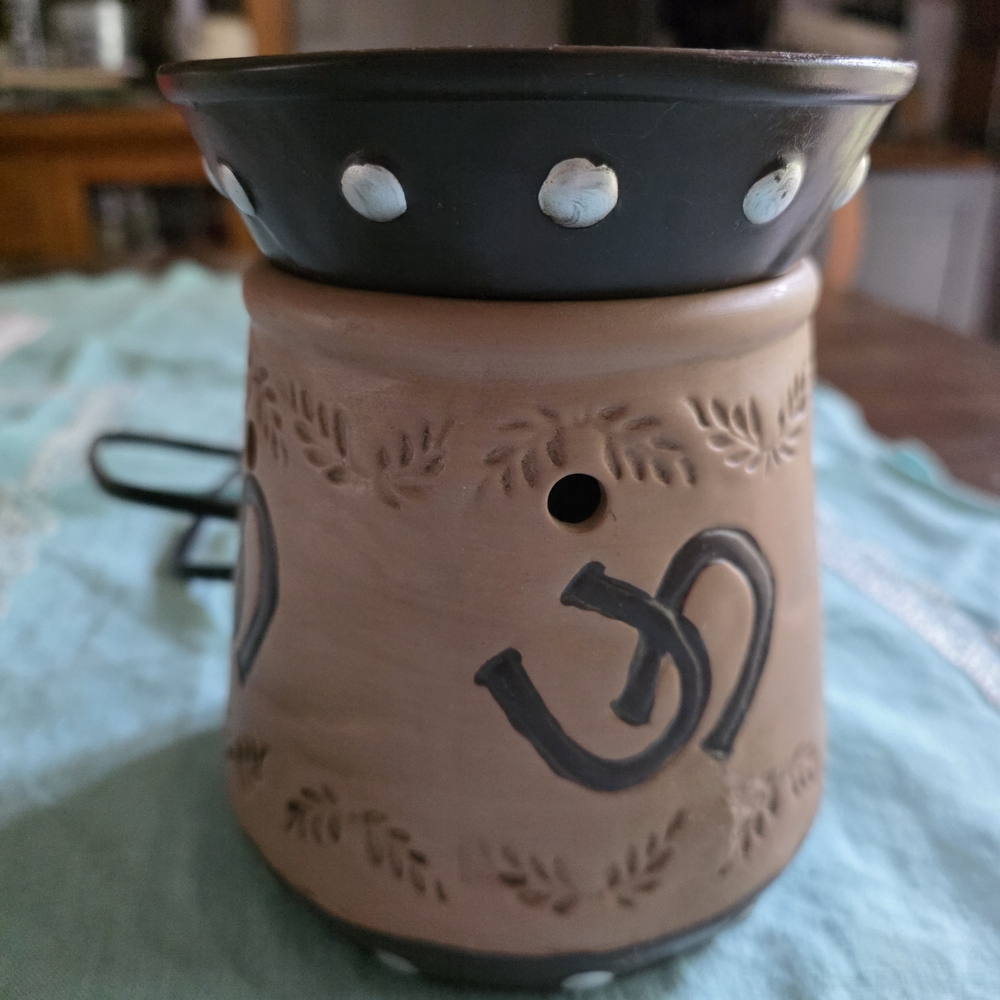 Terracotta Ceramic Oil/Wax Warmer in Brown and Black